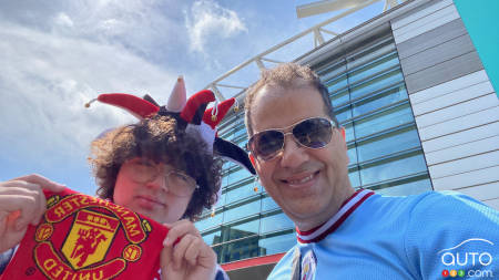 L'auteur et son fils, avec les couleurs de leurs équipes préférées